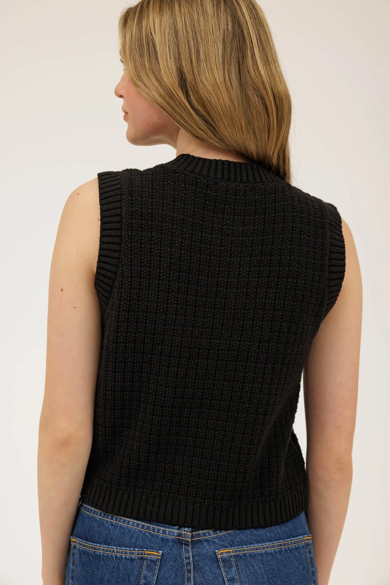 GOLD BUTTON SLEEVELESS POCKET DETAIL KNIT CARDIGAN